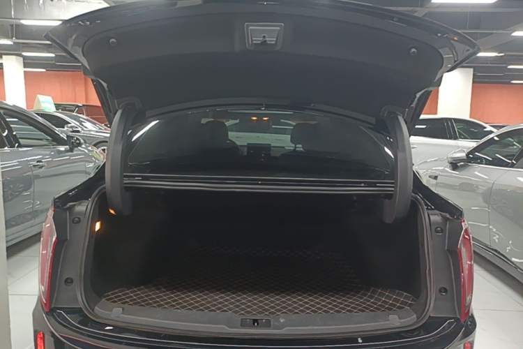 Used Hongqi E-QM5 2022 431 km Charge & Enjoy Edition Trunk