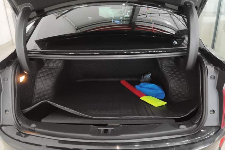 Used Hongqi E-QM5 2022 431 km Charge & Enjoy Edition Trunk