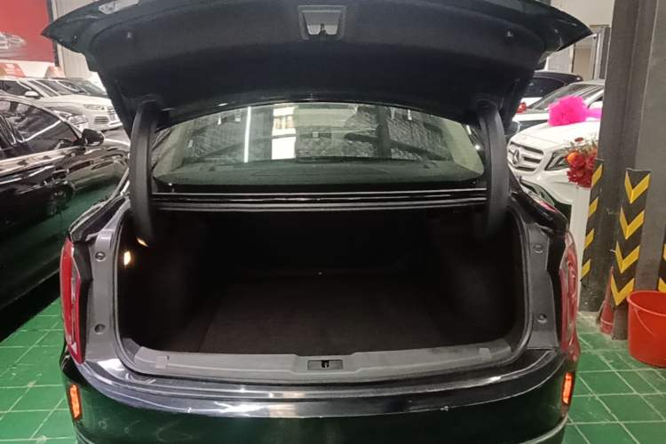Used Hongqi E-QM5 2022 431 km Charge & Enjoy Edition Trunk