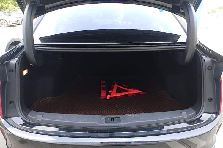 Used Hongqi E-QM5 2022 431 km Charge & Enjoy Edition Trunk