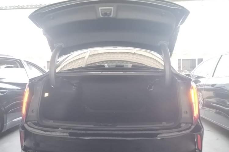 Used Hongqi E-QM5 2022 431 km Charge & Enjoy Edition Trunk