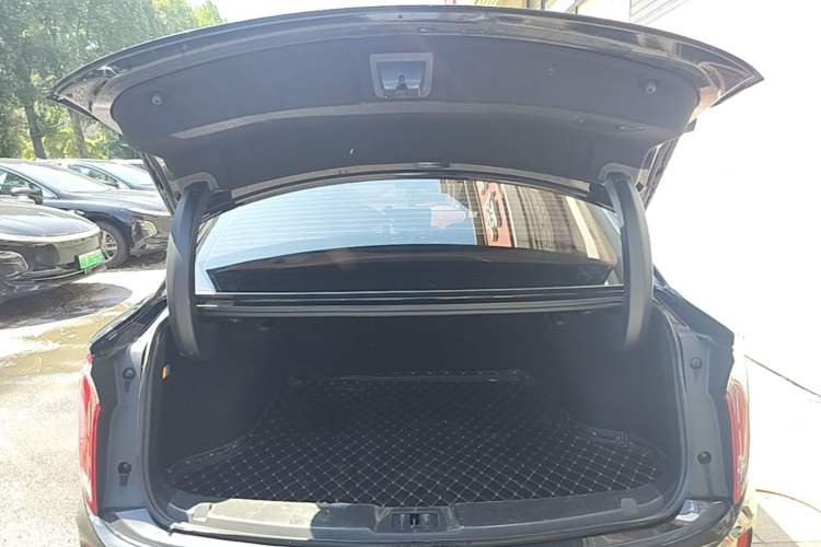 Used Hongqi E-QM5 2022 431 km Charge & Enjoy Edition Trunk