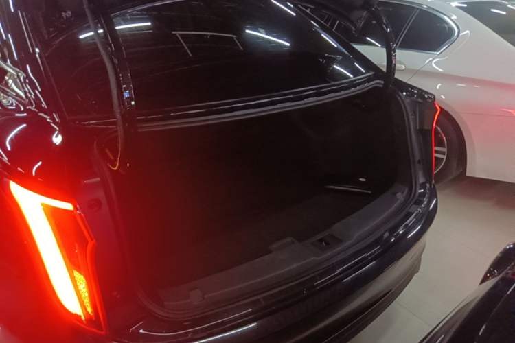 Used Hongqi E-QM5 2022 431 km Charge & Enjoy Edition Trunk