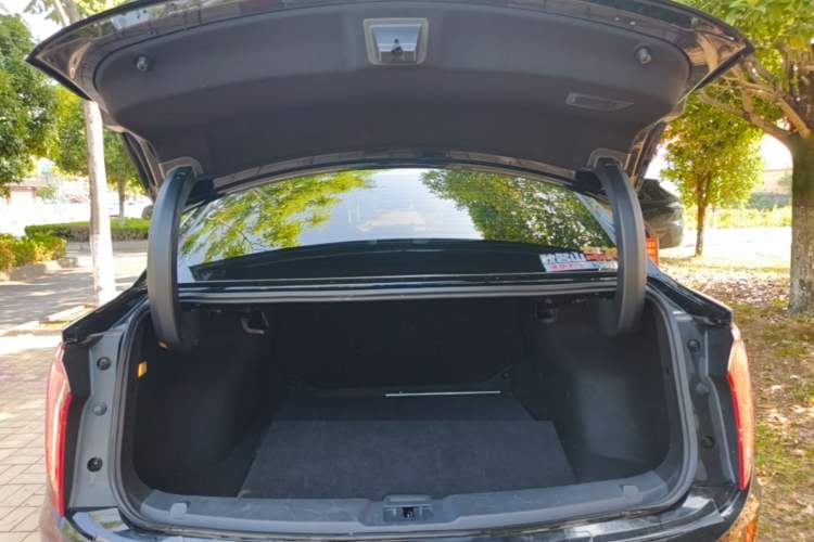 Used Hongqi E-QM5 2022 431 km Charge & Enjoy Edition Trunk