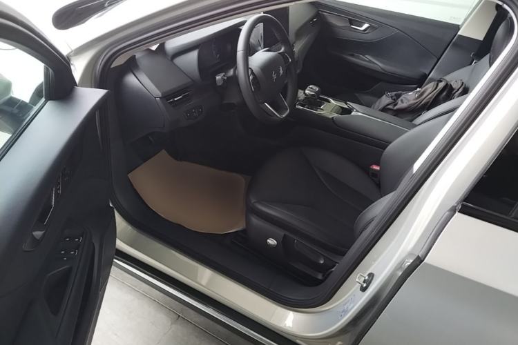 Used Hongqi E-QM5 2022 431 km Charge & Enjoy Edition Driver Seat