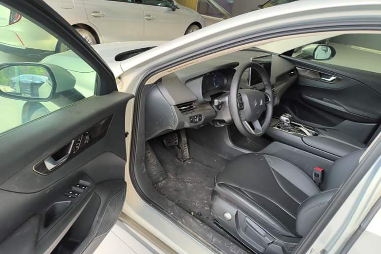 Used Hongqi E-QM5 2022 431 km Charge & Enjoy Edition Driver Seat