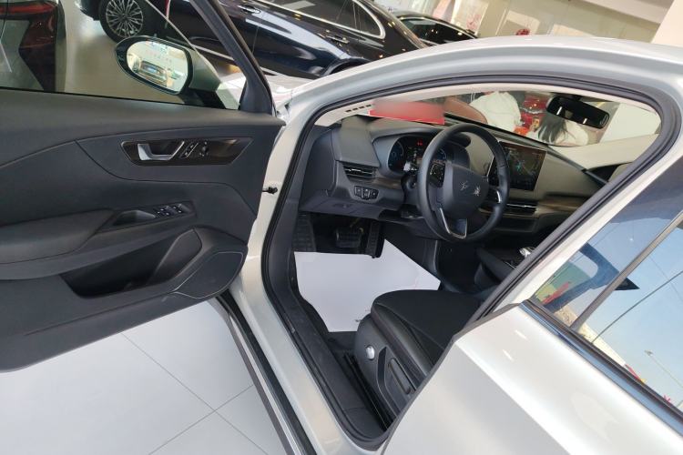 Used Hongqi E-QM5 2022 431 km Charge & Enjoy Edition Left Front Seat