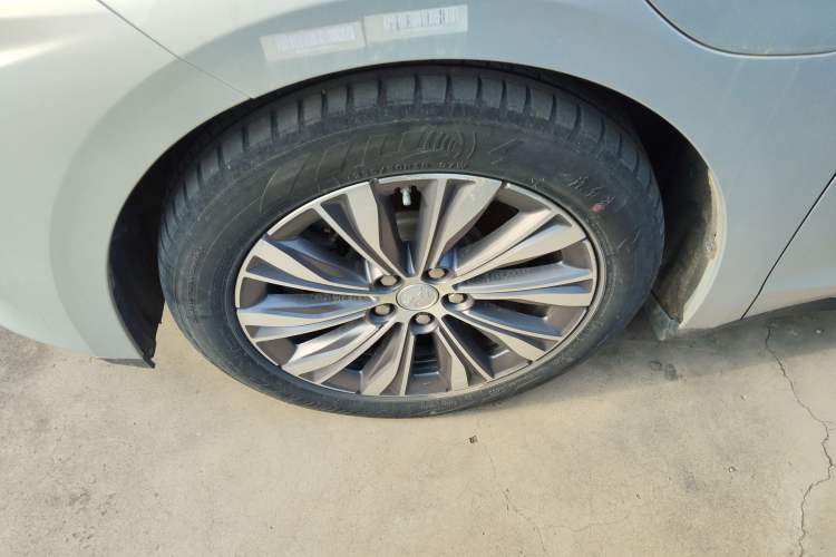 Used Hongqi E-QM5 2022 431 km Charge & Enjoy Edition Left Front Wheel Hub