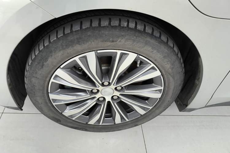 Used Hongqi E-QM5 2022 431 km Charge & Enjoy Edition Left Front Wheel Hub