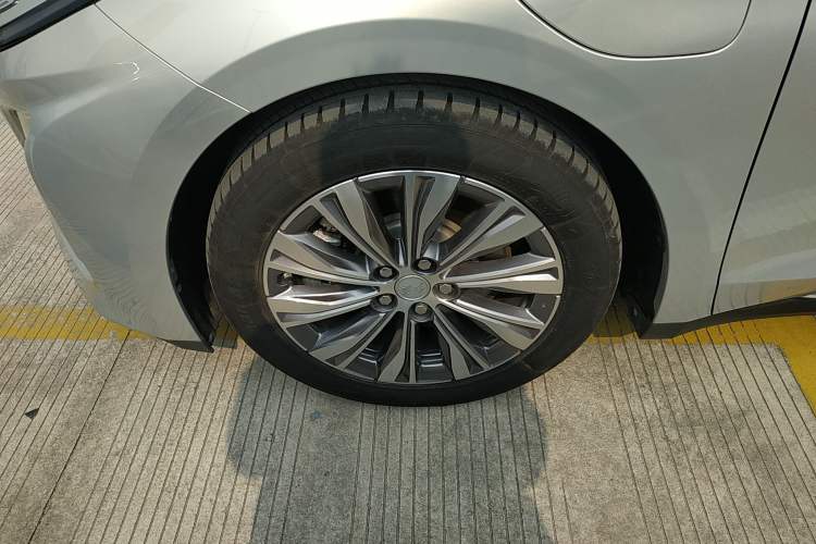 Used Hongqi E-QM5 2022 431 km Charge & Enjoy Edition Left Front Wheel Hub