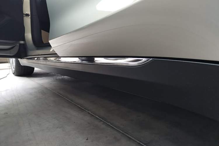 Used Hongqi E-QM5 2022 431 km Charge & Enjoy Edition Left Side Sill