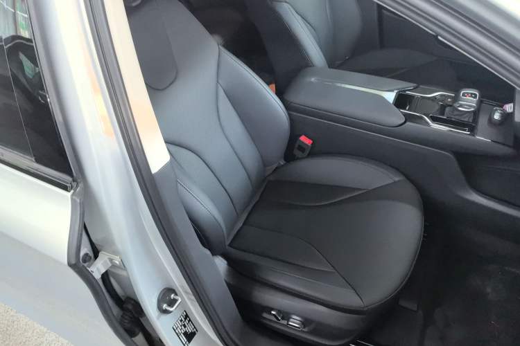 Used Hongqi E-QM5 2022 431 km Charge & Enjoy Edition Right Front Seat