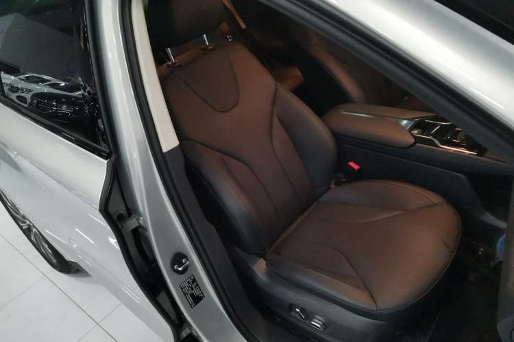 Used Hongqi E-QM5 2022 431 km Charge & Enjoy Edition Right Front Seat