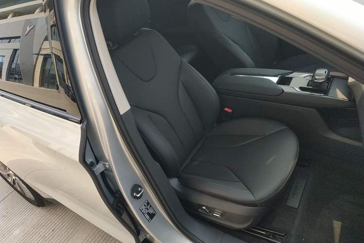 Used Hongqi E-QM5 2022 431 km Charge & Enjoy Edition Right Front Seat
