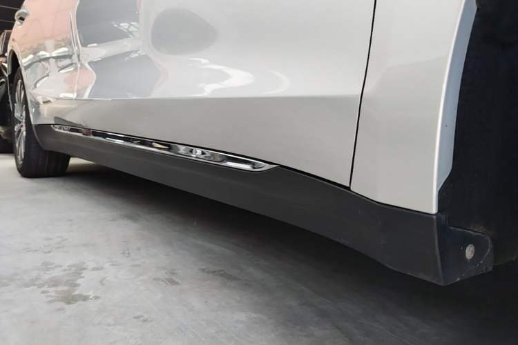 Used Hongqi E-QM5 2022 431 km Charge & Enjoy Edition Right Side Sill