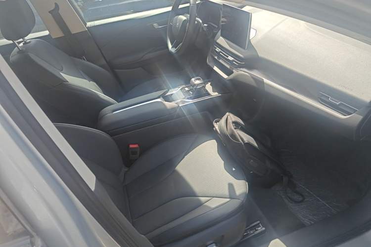 Used Hongqi E-QM5 2022 431 km Charge & Enjoy Edition Right Front Seat