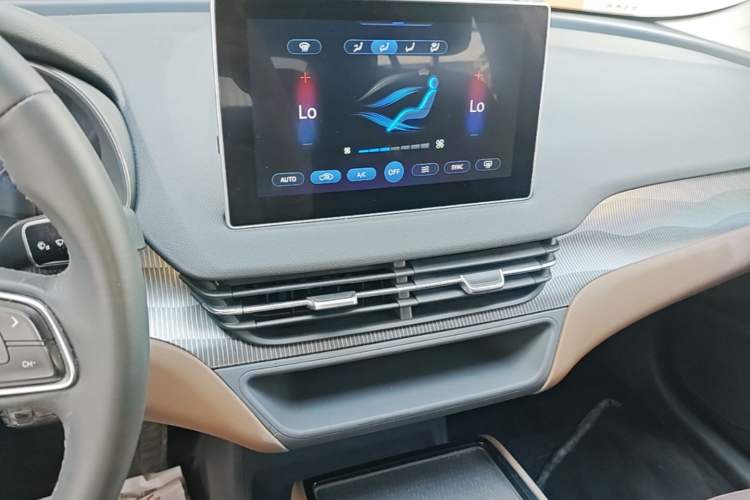 Used Hongqi E-QM5 2022 431 km Charge & Enjoy Edition Audio And AC Panel