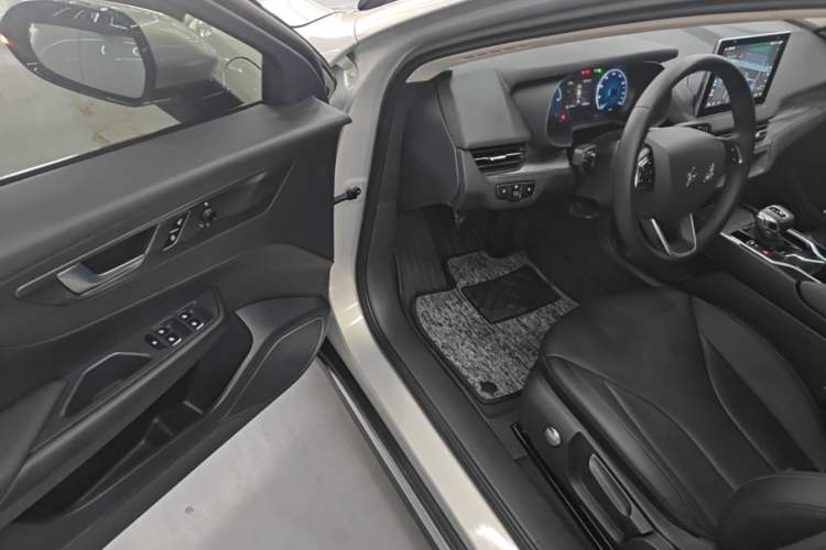 Used Hongqi E-QM5 2022 431 km Charge & Enjoy Edition Driver Seat