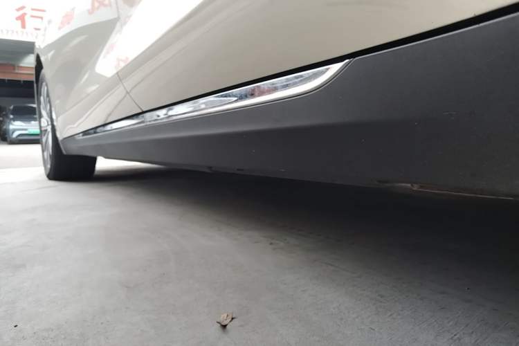 Used Hongqi E-QM5 2022 431 km Charge & Enjoy Edition Left Side Sill