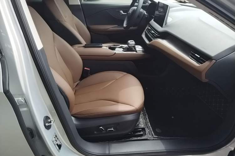 Used Hongqi E-QM5 2022 431 km Charge & Enjoy Edition Right Front Seat