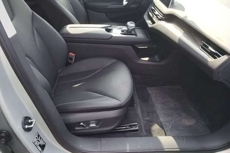 Used Hongqi E-QM5 2022 431 km Charge & Enjoy Edition Right Front Seat