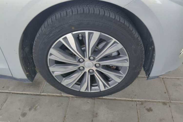 Used Hongqi E-QM5 2022 431 km Charge & Enjoy Edition Right Front Wheel Hub