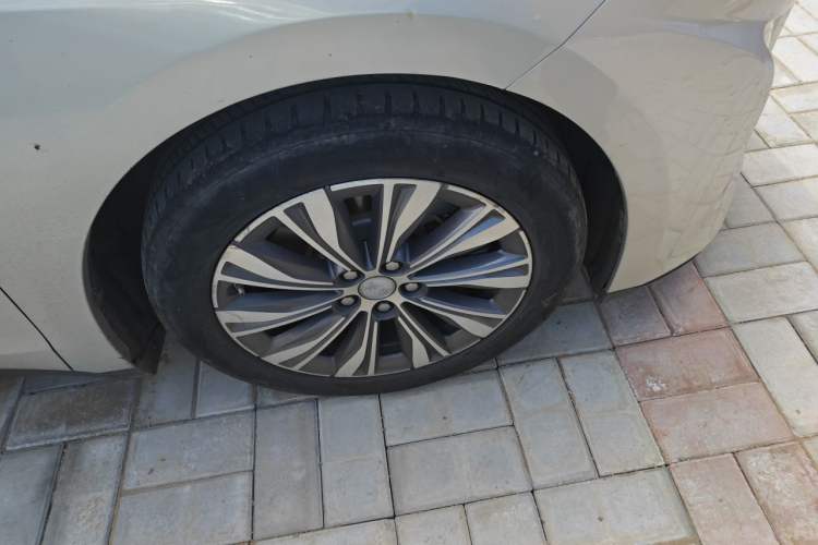 Used Hongqi E-QM5 2022 431 km Charge & Enjoy Edition Right Front Wheel Hub