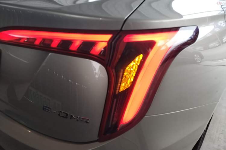 Used Hongqi E-QM5 2022 431 km Charge & Enjoy Edition Right Rear Taillight