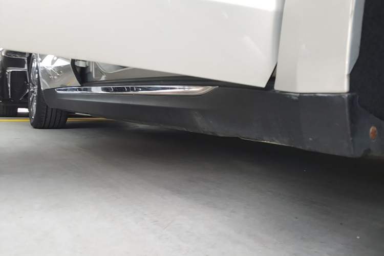 Used Hongqi E-QM5 2022 431 km Charge & Enjoy Edition Right Side Sill