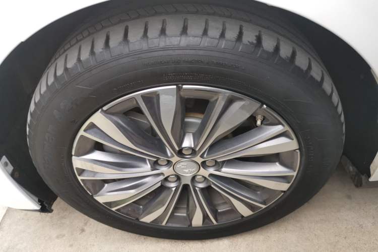 Used Hongqi E-QM5 2022 431 km Charge & Enjoy Edition Left Front Wheel Hub