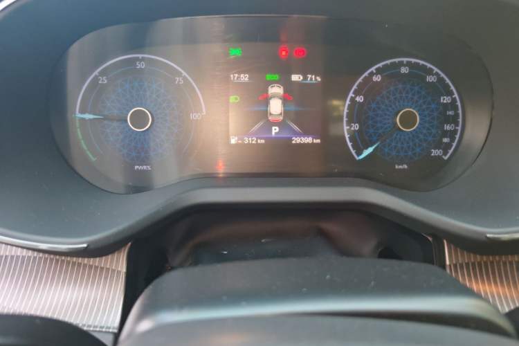 Used Hongqi E-QM5 2022 431 km Charge & Enjoy Edition Odometer Close Up