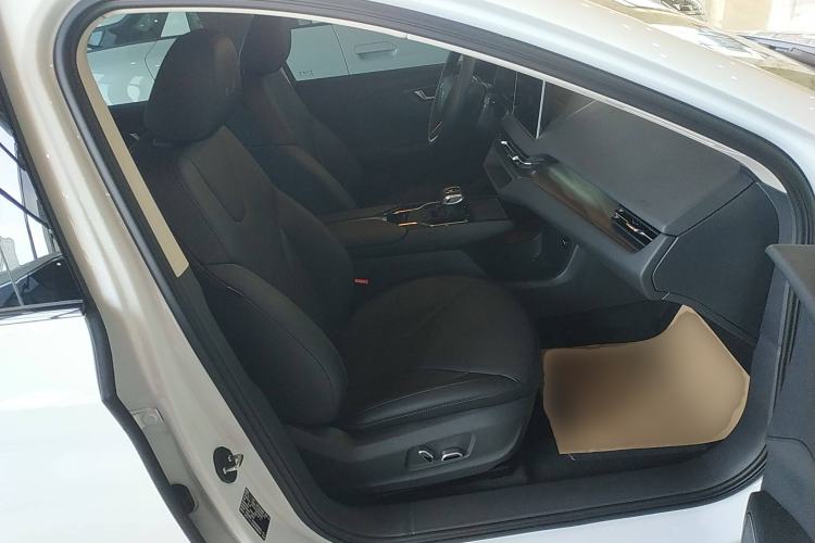 Used Hongqi E-QM5 2022 431 km Charge & Enjoy Edition Right Front Seat