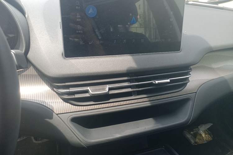 Used Hongqi E-QM5 2022 431 km Charge & Enjoy Edition Audio And AC Panel