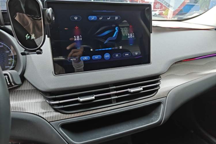 Used Hongqi E-QM5 2022 431 km Charge & Enjoy Edition Audio And AC Panel