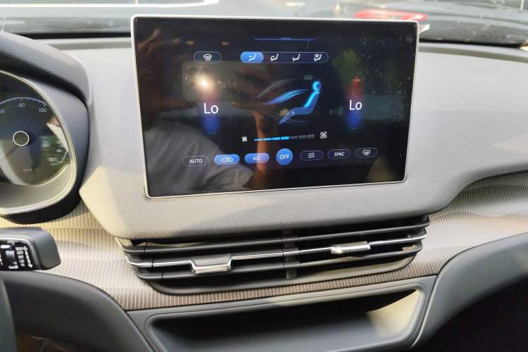 Used Hongqi E-QM5 2022 431 km Charge & Enjoy Edition Audio And AC Panel