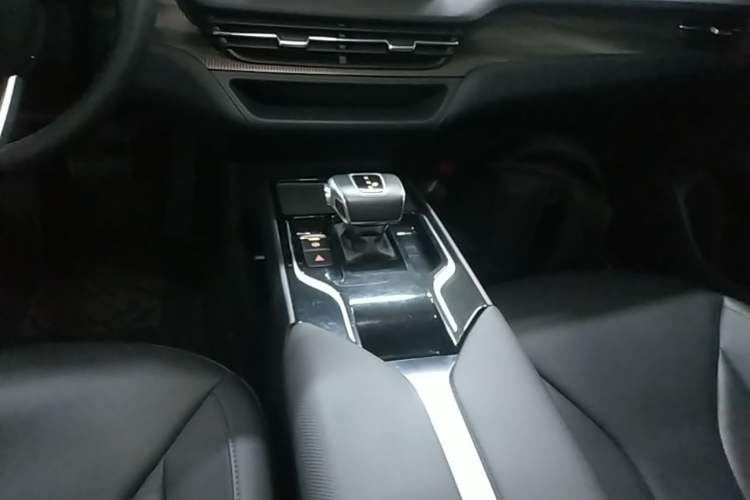 Used Hongqi E-QM5 2022 431 km Charge & Enjoy Edition Gear Lever