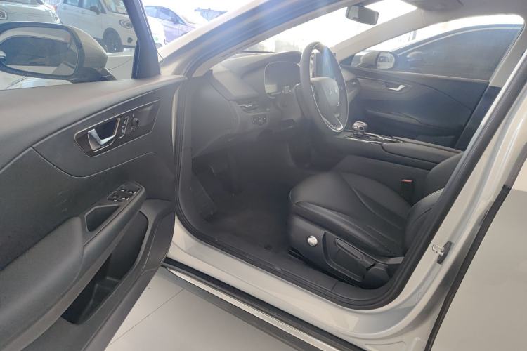 Used Hongqi E-QM5 2022 431 km Charge & Enjoy Edition Interior 3