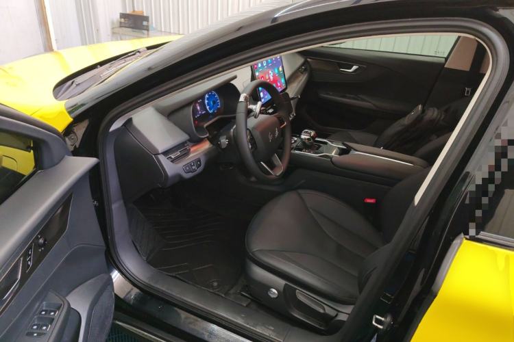 Used Hongqi E-QM5 2022 431 km Charge & Enjoy Edition Interior 3