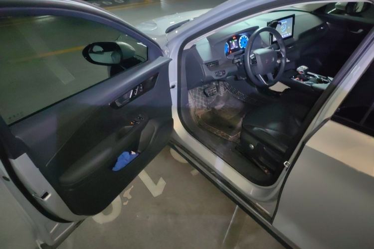 Used Hongqi E-QM5 2022 431 km Charge & Enjoy Edition Interior 3
