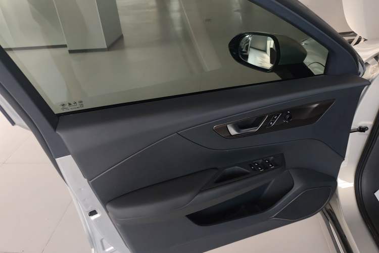 Used Hongqi E-QM5 2022 431 km Charge & Enjoy Edition Interior 7