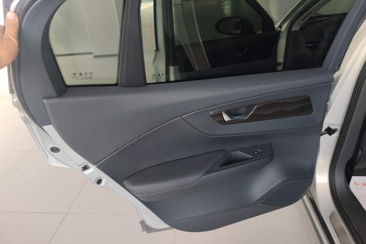 Used Hongqi E-QM5 2022 431 km Charge & Enjoy Edition Interior 8