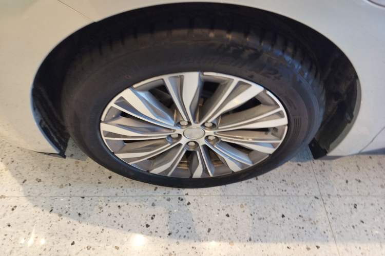 Used Hongqi E-QM5 2022 431 km Charge & Enjoy Edition Left Front Wheel Hub