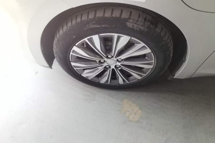Used Hongqi E-QM5 2022 431 km Charge & Enjoy Edition Left Front Wheel Hub