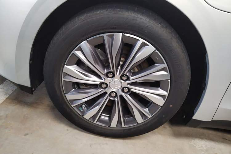 Used Hongqi E-QM5 2022 431 km Charge & Enjoy Edition Left Front Wheel Hub