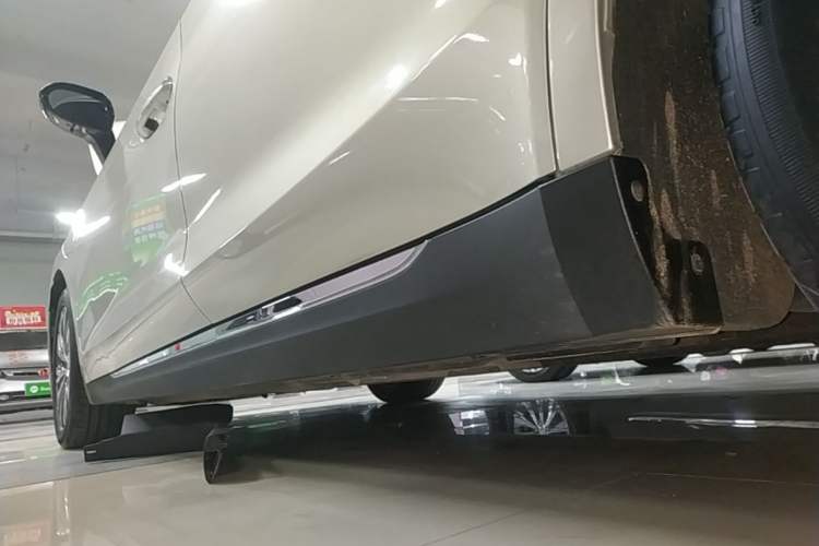 Used Hongqi E-QM5 2022 431 km Charge & Enjoy Edition Left Side Sill