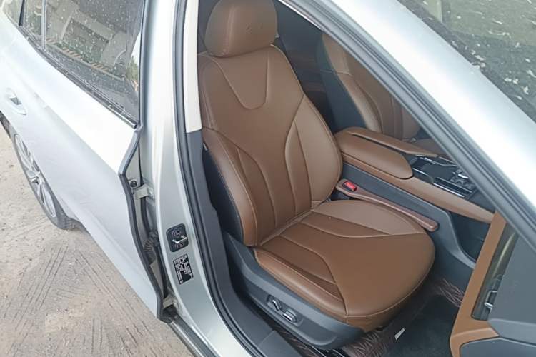Used Hongqi E-QM5 2022 431 km Charge & Enjoy Edition Right Front Seat