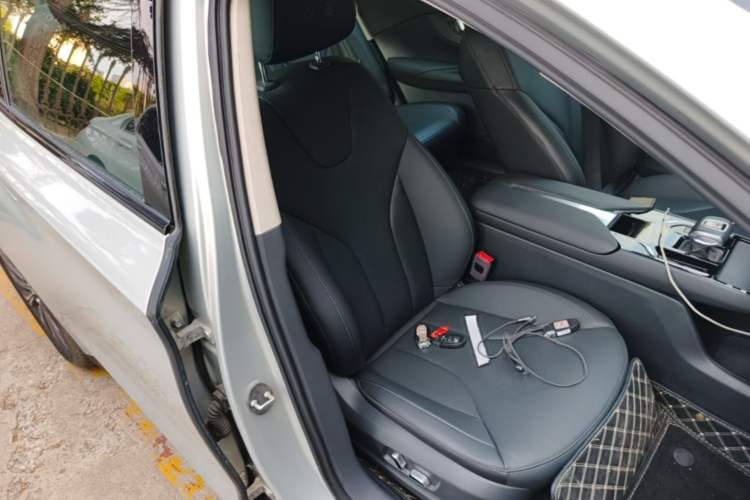 Used Hongqi E-QM5 2022 431 km Charge & Enjoy Edition Right Front Seat