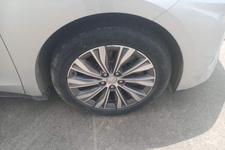 Used Hongqi E-QM5 2022 431 km Charge & Enjoy Edition Right Front Wheel Hub
