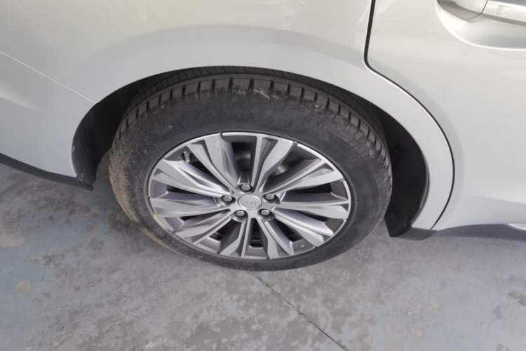 Used Hongqi E-QM5 2022 431 km Charge & Enjoy Edition Right Rear Wheel Hub