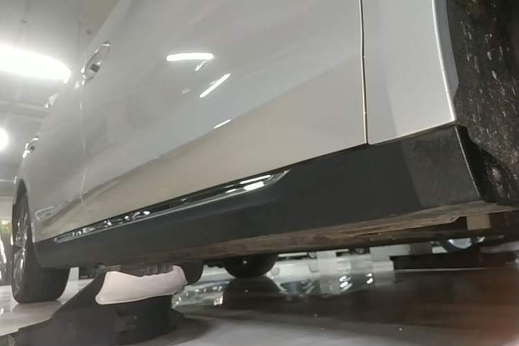 Used Hongqi E-QM5 2022 431 km Charge & Enjoy Edition Right Side Sill